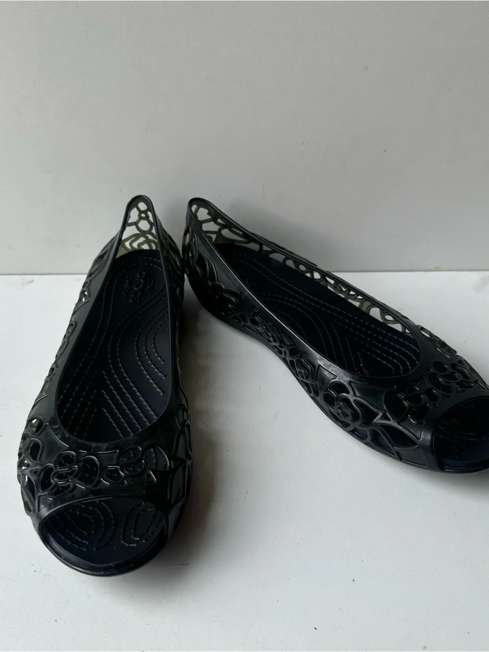 Crocs Women’s Black Floral Cutout Peep Toe Jelly Flats Comfort Shoes Size 7 W - Picture 2 of 10